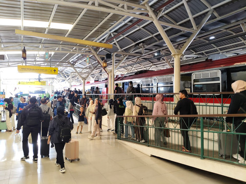 Suasana Stasiun Tugu Yogyakarta semakin ramai penumpang jelang Lebaran 2026, Sabtu (14/3/2026). Foto: Arfiansyah Panji Purnandaru/kumparan