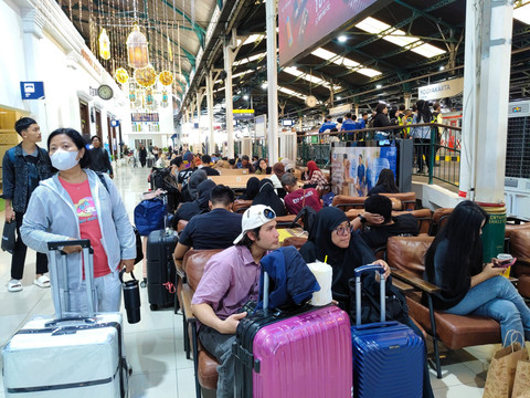 Suasana Stasiun Tugu Yogyakarta semakin ramai penumpang jelang Lebaran 2026, Sabtu (14/3/2026). Foto: Arfiansyah Panji Purnandaru/kumparan