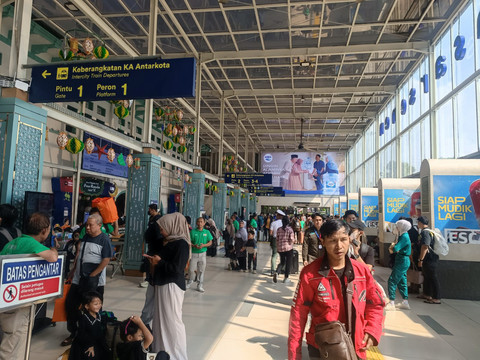 Suasana Stasiun Pasar Senen saat matahari menyoroti area pintu masuk pada Sabtu (14/3).  Foto: Ryan Iqbal/kumparan