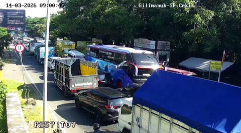 Suasana antrean kendaraan di Pelabuhan Gilimanuk dan Terminal Kargo Pelabuhan Gilimanuk, Sabtu (14/3). Foto: Dok. Polda Bali