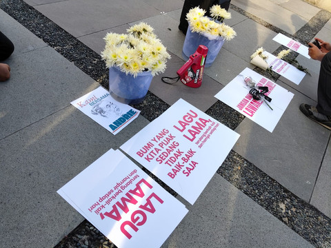 Sejumlah ibu-ibu yang tergabung dalam Suara Ibu Indonesia menggelar aksi di Bundaran UGM, Sabtu (14/3). Mereka mengutuk penyiraman air keras terhadap aktivis Komisi untuk Orang Hilang dan Korban Tindak Kekerasan (KontraS), Andrie Yunus. Foto: Arfiansyah Panji Purnandaru/kumparan