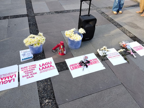 Sejumlah ibu-ibu yang tergabung dalam Suara Ibu Indonesia menggelar aksi di Bundaran UGM, Sabtu (14/3). Mereka mengutuk penyiraman air keras terhadap aktivis Komisi untuk Orang Hilang dan Korban Tindak Kekerasan (KontraS), Andrie Yunus. Foto: Arfiansyah Panji Purnandaru/kumparan