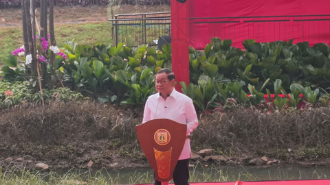 Gubernur Jakarta Pramono Anung meresmikan Taman Bendera Pusaka dan Patung Fatmawati di Jakarta Selatan, Sabtu (14/3/2026). Foto: Zamachsyari/kumparan