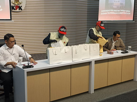Barang bukti ditampilkan dalam "Konferensi Pers Peristiwa Tertangkap Tangan Dugaan TPK Pemerasan di Kabupaten Cilacap" di Gedung Merah Putih KPK, Jakarta, Sabtu (14/3/2026). Foto: Nauval Pratama/kumparan