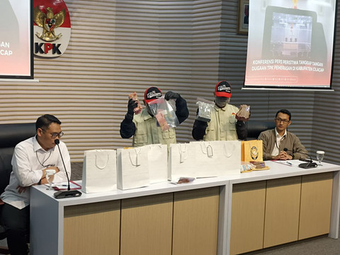 Barang bukti ditampilkan dalam "Konferensi Pers Peristiwa Tertangkap Tangan Dugaan TPK Pemerasan di Kabupaten Cilacap" di Gedung Merah Putih KPK, Jakarta, Sabtu (14/3/2026). Foto: Nauval Pratama/kumparan