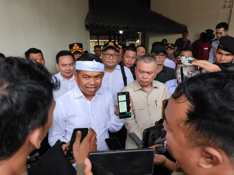 Menteri Perhubungan (Menhub) RI, Dudy Purwagandhi bersama Gubernur Jawa Barat, Dedi Mulyadi (KDM), meninjau kesiapan jalur mudik sekaligus memberikan kompensasi bagi angkutan tradisional di Polsek Gempol, Kabupaten Cirebon. Sabtu (14/3). Foto: kumparan