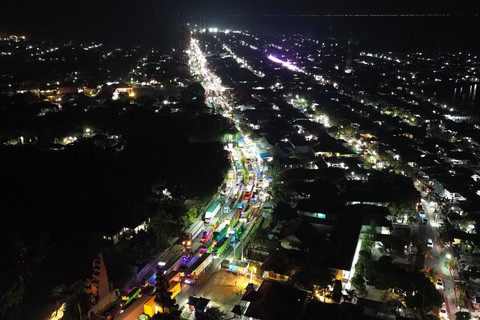 Foto udara kemacetan kendaraan menuju pelabuhan Gilimanuk, Jembrana, Bali, Sabtu (14/3/2026). Foto: Budi Candra Setya/ANTARA FOTO