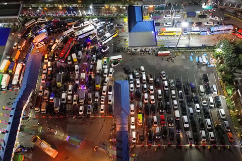 Foto udara sejumlah kendaraan antre memasuki kapal di Pelabuhan Gilimanuk, Jembrana, Bali, Sabtu (14/3/2026). Foto: Budi Candra Setya/ANTARA FOTO