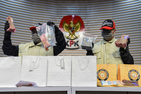 Petugas KPK menunjukkan barang bukti uang saat konferensi pers penetapan dan penahanan tersangka dalam operasi tangkap tangan (OTT) Bupati Cilacap di Gedung Merah Putih KPK, Jakarta, Sabtu (14/3/2026). Foto: Indrianto Eko Suwarso/ANTARA FOTO