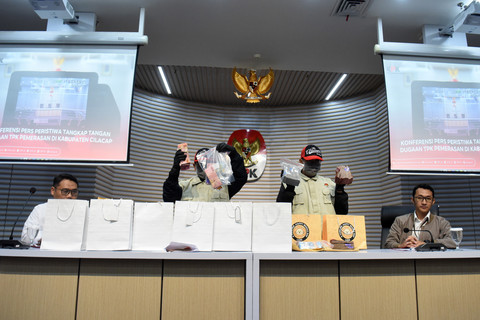 Petugas KPK menunjukkan barang bukti uang saat konferensi pers penetapan dan penahanan tersangka dalam operasi tangkap tangan (OTT) Bupati Cilacap di Gedung Merah Putih KPK, Jakarta, Sabtu (14/3/2026). Foto: Indrianto Eko Suwarso/ANTARA FOTO