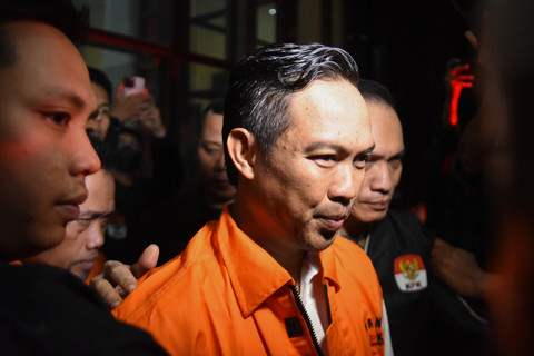 Bupati Cilacap Syamsul Auliya Rachman (tengah) digiring menuju mobil tahanan usai menjalani pemeriksaan di Gedung Merah Putih KPK, Jakarta, Sabtu (14/3/2026). Foto: Indrianto Eko Suwarso/ANTARA FOTO