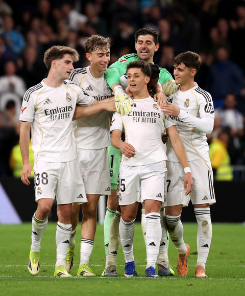 Selebrasi pemain Real Madrid saat lawan Elche laga pekan ke-28 Liga Spanyol 2025/26 di Estadio Santiago Bernabeu, Minggu (15/3) dini hari WIB.  Foto: REUTERS/Alejandro Martinez Velez