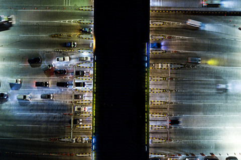 Foto udara antrean kendaraan melintas di Gerbang Tol Cikampek Utama 1 di Kabupaten Karawang, Jawa Barat, Sabtu (14/3/2026) malam. Foto: Fakhri Hermansyah/ANTARA FOTO
