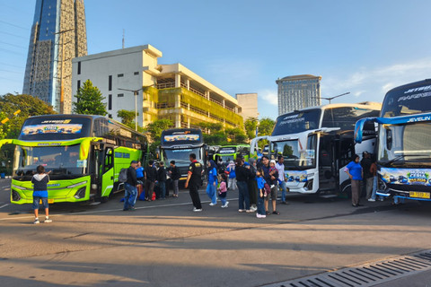 Tampak warga mengantre di depan Gerbang Pancasila DPR RI, Jakarta, sebelum melakukan registrasi di program mudik gratis "Mudik Ceria PAN 2026", Minggu (15/3/2026). Foto: Jeni Ritanti/kumparan
