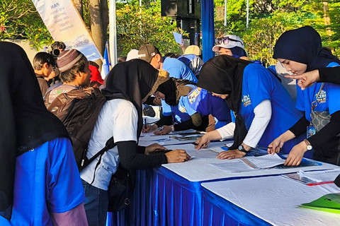 Tampak warga tengah melakukan registrasi di program mudik gratis "Mudik Ceria PAN 2026", di Gerbang Pancasila DPR RI, Jakarta, Minggu (15/3/2026). Foto: Jeni Ritanti/kumparan