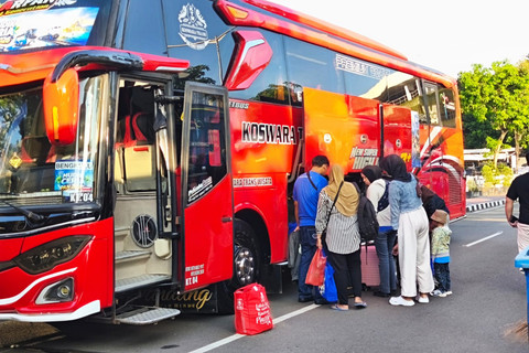 Tampak warga tengah menaikkan barang bawaan ke dalam bagasi bus di pelepasan program mudik gratis "Mudik Ceria PAN 2026", di Kompleks Parlemen, Jakarta, Minggu (15/3/2026). Foto: Jeni Ritanti/kumparan