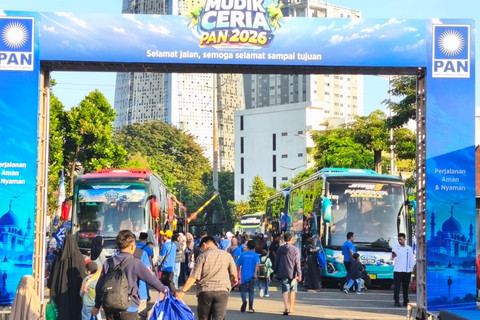Warga tengah membawa barang bawaan sebelum dinaikkan ke dalam bagasi bus di pelepasan program mudik gratis "Mudik Ceria PAN 2026", di Kompleks Parlemen, Jakarta, Minggu (15/3/2026). Foto: Jeni Ritanti/kumparan