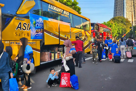 Tampak warga tengah menaikkan barang bawaan ke dalam bagasi bus di pelepasan program mudik gratis "Mudik Ceria PAN 2026," di Kompleks Parlemen, Jakarta, Minggu (15/3/2026). Foto: Jeni Ritanti/kumparan