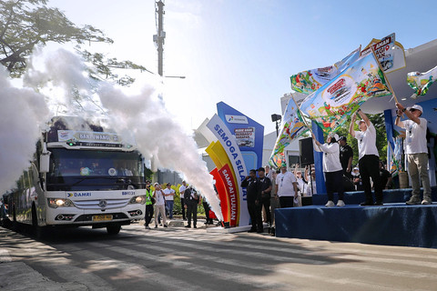 Momen flag off pelepasan program mudik gratis PT Pertamina (Persero) di Taman Mini Indonesia Indah (TMII), Jakarta Timur, Minggu (15/3/2026). Foto: Jamal Ramadhan/kumparan