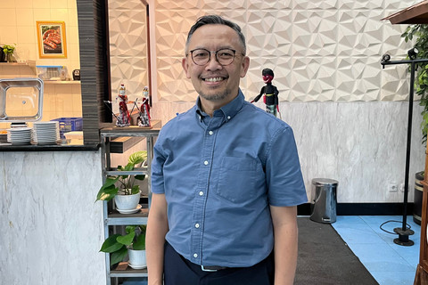 Head of Indonesia AirAsia Affairs & Policy, Eddy Krismeidi Soemawilaga dalam acara konferensi pers dan bukber AirAsia yang digelar pada Kamis (12/3). Foto: Gitario Vista Inasis/kumparan