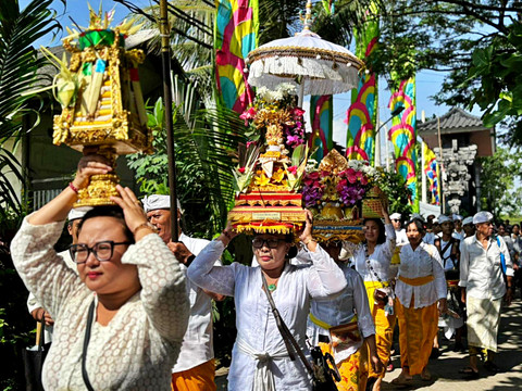 Suasana upacara Melasti di Pura Segara, Jakarta Utara pada Minggu (15/3). Foto: Amira Nada/kumparan
