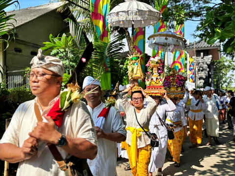 Suasana upacara Melasti di Pura Segara, Jakarta Utara pada Minggu (15/3). Foto: Amira Nada/kumparan
