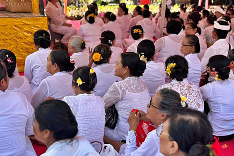 Suasana upacara Melasti di Pura Segara, Jakarta Utara pada Minggu (15/3). Foto: Amira Nada/kumparan