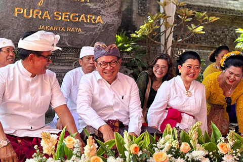 Gubernur DKI Jakarta Pramono Anung hadiri upacara Melasti di Pura Segara, Jakut, Minggu (15/3). Foto: Amira Nada/kumparan