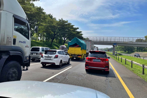 Kondisi Cipali mulai mengalami kemacetan pada KM 144. Foto: Sena Pratama/kumparan