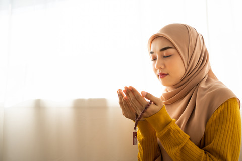 Ilustrasi perempuan ibadah. Foto: Kikujiarm/Shutterstock