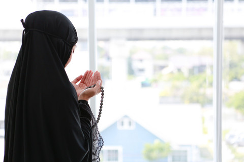 Ilustrasi perempuan ibadah. Foto: pobpra story/Shutterstock