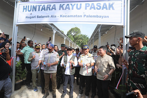 Menko PMK Pratikno, Mendagri Tito Karnavian, dan Kepala BNPB Letjen TNI Suharyanto saat meresmikan Hunian Sementara (Huntara) Kayu Pasak di Palembayan, Agam, Sumatera Barat. Foto: Dok. Kemendagri