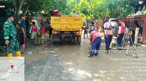 Petugas saat menangani banjir di Meteseh, Tembalang, Semarang. Foto: Dok. Pemkot Semarang