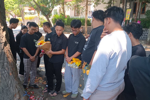 Sejumlah siswa SMA 5 Bandung menggelar aksi tebar bunga di lokasi kejadian pengeroyokan yang menewaskan salah satu siswa SMA 5 Bandung, Minggu (15/3). Foto: Abisatya/kumparan