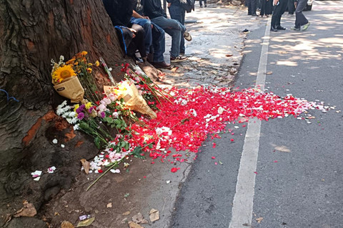 Sejumlah siswa SMA 5 Bandung menggelar aksi tebar bunga di lokasi kejadian pengeroyokan yang menewaskan salah satu siswa SMA 5 Bandung, Minggu (15/3). Foto: Abisatya/kumparan