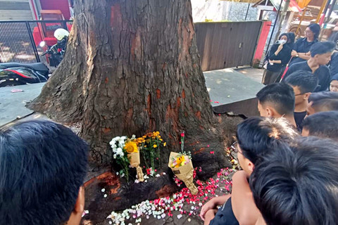 Sejumlah siswa SMA 5 Bandung menggelar aksi tebar bunga di lokasi kejadian pengeroyokan yang menewaskan salah satu siswa SMA 5 Bandung, Minggu (15/3). Foto: Abisatya/kumparan