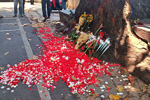 Sejumlah siswa SMA 5 Bandung menggelar aksi tebar bunga di lokasi kejadian pengeroyokan yang menewaskan salah satu siswa SMA 5 Bandung, Minggu (15/3). Foto: Abisatya/kumparan
