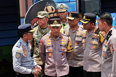 Kapolri Jenderal Listyo Sigit Prabowo saat meninjau Terminal Purabaya Bungurasih, Kabupaten Sidoarjo, Minggu (15/3/2026). Foto: Farusma Okta Verdian/kumparan