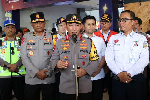 Kapolri Jenderal Pol Listyo Sigit Prabowo (tengah) bersama Kapolda Jawa Timur, Wakil Gubernur Jawa Timur, dan Kepala UPT Stasiun Surabaya Gubeng melakukan konpers saat kunjungan kerja di Stasiun Surabaya Gubeng, Surabaya, Jawa Timur, Minggu (15/3). Foto: Didik Suhartono/ANTARA FOTO