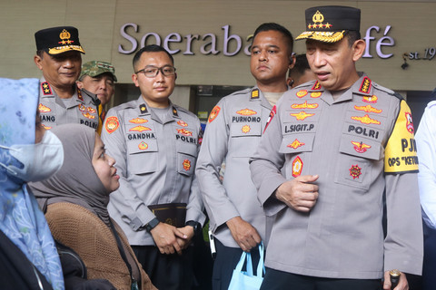 Kapolri Jenderal Pol Listyo Sigit Prabowo (kanan) didampingi Kapolda Jawa Timur Irjen Pol Nanang Avianto (kiri) berbincang dengan calon penumpang saat kunjungan kerja di Stasiun Surabaya Gubeng, Surabaya, Jawa Timur, Minggu (15/3/2026). Foto: Didik Suhartono/ANTARA FOTO