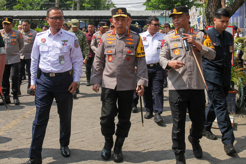 Kapolri Jenderal Pol Listyo Sigit Prabowo (tengah) didampingi Kepala UPT Stasiun Surabaya Gubeng mendengarkan penjelasan dari Kapolrestabes Surabaya saat kunjungan kerja di Stasiun Surabaya Gubeng, Surabaya, Jawa Timur, Minggu (15/3/2026). Foto: Didik Suhartono/ANTARA FOTO
