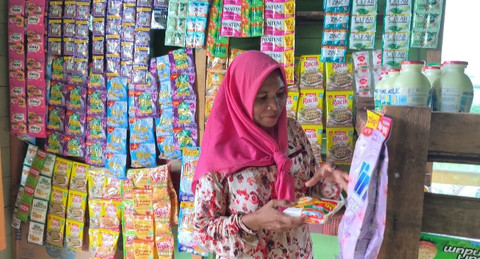 Megawati merapikan barang dagangan di kios bantuan Sekolah Rakyat. Foto: Kemensos