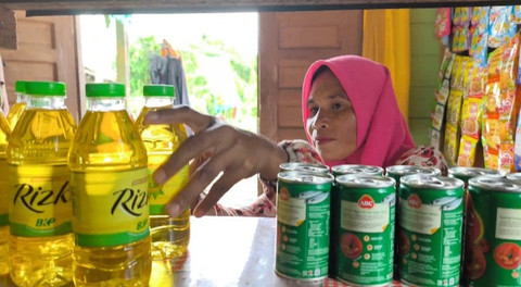 Megawati merapikan barang dagangan di kios bantuan Sekolah Rakyat. Foto: Kemensos