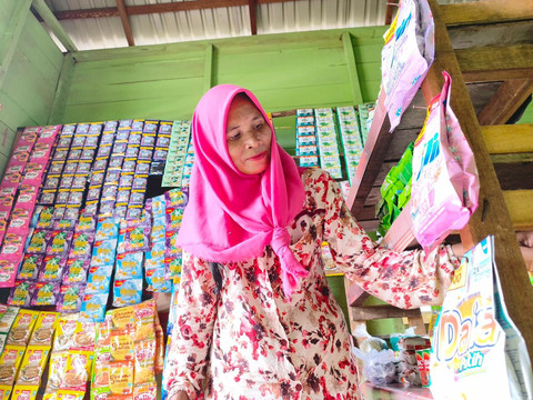 Megawati merapikan barang dagangan di kios bantuan Sekolah Rakyat. Foto: Kemensos