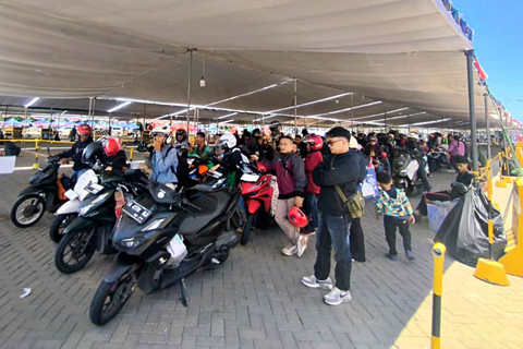 Hingga H-7 Lebaran 2026 atau pada hari Sabtu (14/3), tercatat sebanyak 2.756 unit sepeda motor telah menyebrang dari Pulau Jawa menuju Pulau Sumatera melalui Pelabuhan Ciwandan, Kota Cilegon, Banten. Foto: Dok. kumparan