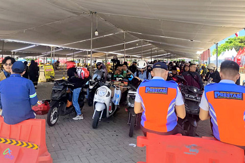 Hingga H-7 Lebaran 2026 atau pada hari Sabtu (14/3), tercatat sebanyak 2.756 unit sepeda motor telah menyebrang dari Pulau Jawa menuju Pulau Sumatera melalui Pelabuhan Ciwandan, Kota Cilegon, Banten. Foto: Dok. kumparan