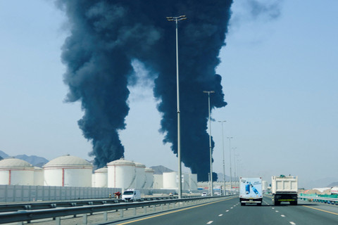 Asap mengepul di zona industri minyak Fujairah yang terkena serangan drone di Fujairah, Uni Emirat Arab, Sabtu (14/3/2026). Foto: REUTERS