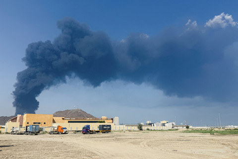 Asap mengepul di zona industri minyak Fujairah yang terkena serangan drone di Fujairah, Uni Emirat Arab, Sabtu (14/3/2026). Foto: REUTERS