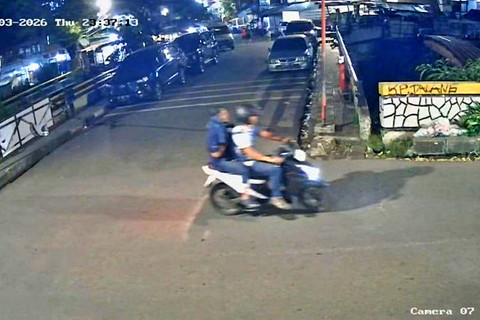 Video CCTV diduga penyiraman air keras di Jembatan Talang, Menteng, Jakarta Pusat. Foto: Dok. Istimewa