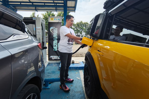 Sendika, salah seorang pemakai kendaraan listrik saat mengisi daya mobilnya di SPKLU Rest Area KM 166 Tol Cipali, pada Minggu (15/3/2026). Foto: Dok. kumparan